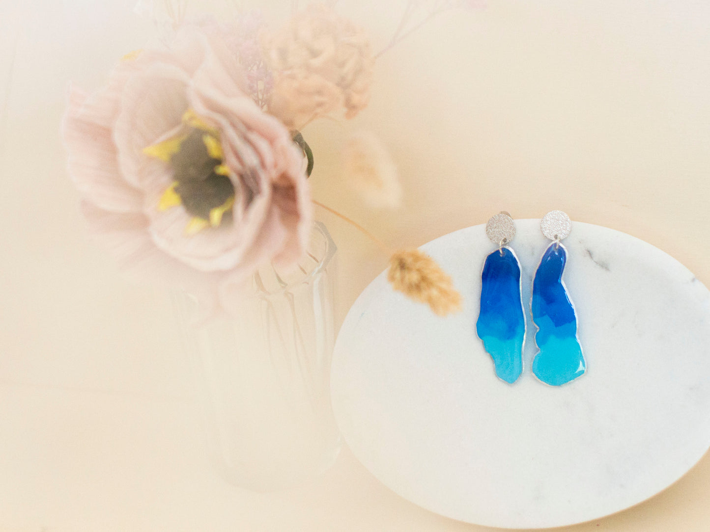 GRADIENT blaue Farbverlaufsohrringe – versilbert